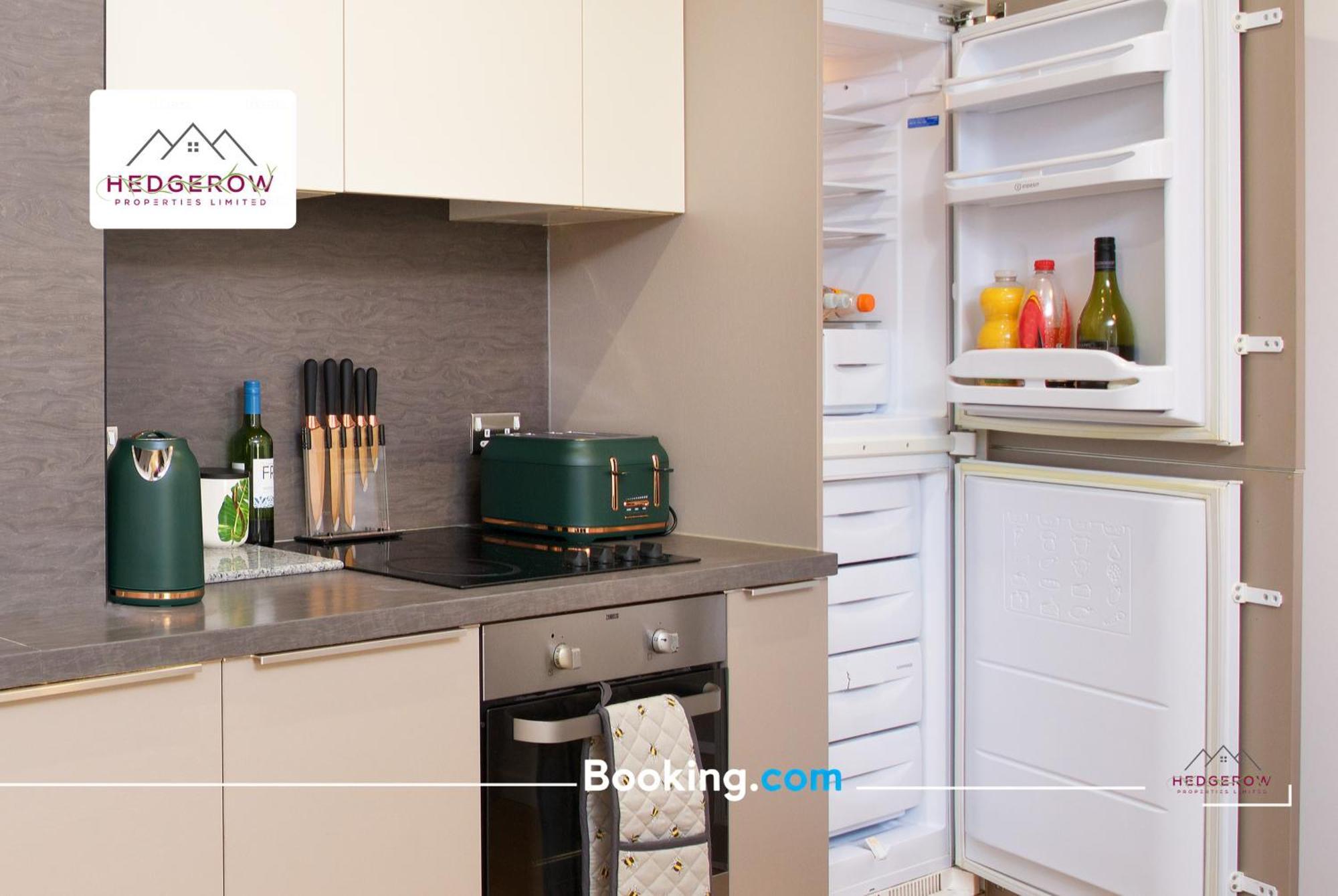 Hedgerow City: Modern 2-bed For Contractors Apartment Manchester